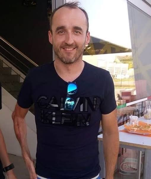 johnqjrq's tweet photo. @log_deo im not a bot and kubica was driving with a fucked up hand from the rally accident which nearly killed him https://t.co/7iNBX3nnpc