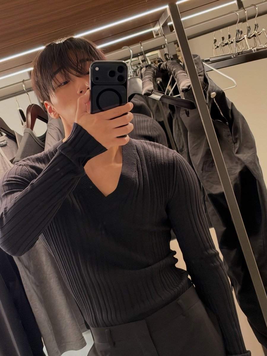 sentbyjun's tweet photo. ⠀⠀ ⠀⠀ ⠀⠀
서준 ⠀: ⠀ A ⠀ Night ⠀ In ⠀Milan ⠀——— 
Had a blast full day @ MFW. So here’s a mirror selfie or two, to end off the day .
⠀⠀ ⠀ https://t.co/OLmWXu0Lff