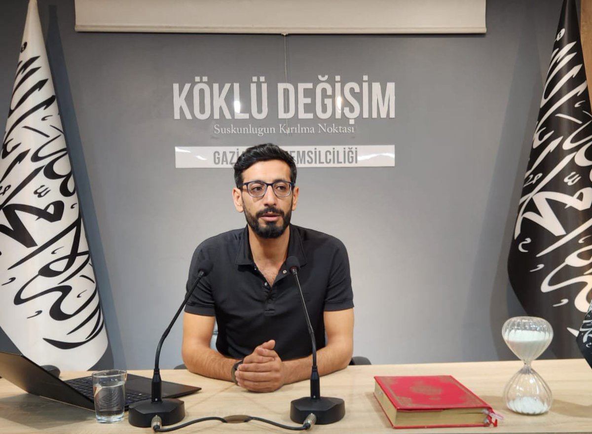 KokluDegisim27's tweet photo. Davetten İslam Devletine: Uyanış Sohbetleri kapsamında bu hafta Abdulkadir Albayram'ın sunumu ile "Devlete Giden Yolda Rasulullah'ın Hareket Metodu" Başlıklı programımızı gerçekleştirdik. 

Sunumda; Rasûlullah sallallahu aleyhi vesellem'in İslam Devletini ikame etmek maksadı ile yürüdüğü yolu ve hareket metodunu hayatımıza nakşetmek için gayret etmenin, dinin ikame edilmesi adına müslümanlar olarak ilahi metod doğrultusunda ayağa kalkmanın zarureti üzerinde duruldu. 
Asrın cahiliyesini saadet'e çeviren mücadelenin incelikleri ele alındı ve günümüze taşınması gerekliliği ortaya kondu.