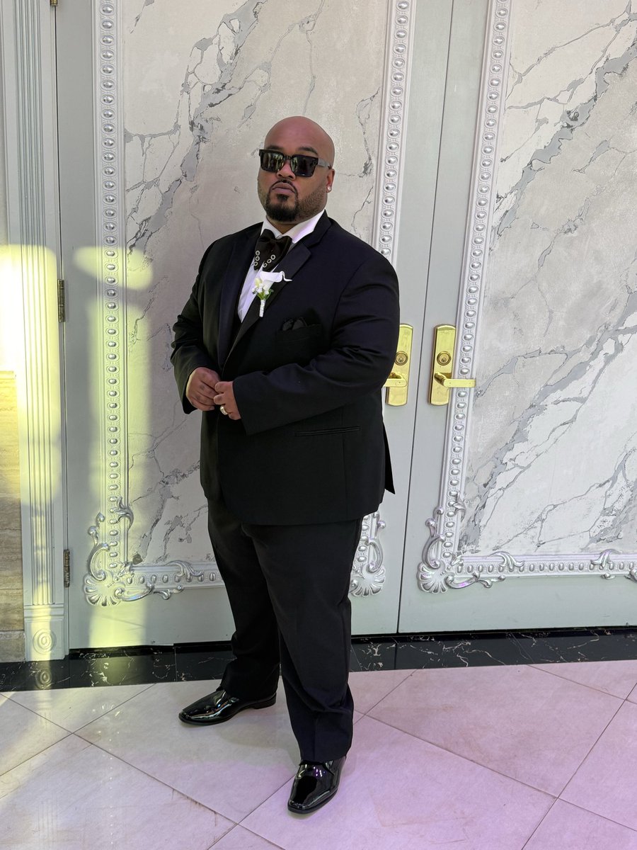 Teddybear00087's tweet photo. Wedding season clean up nice https://t.co/WbX7Cm1Rez
