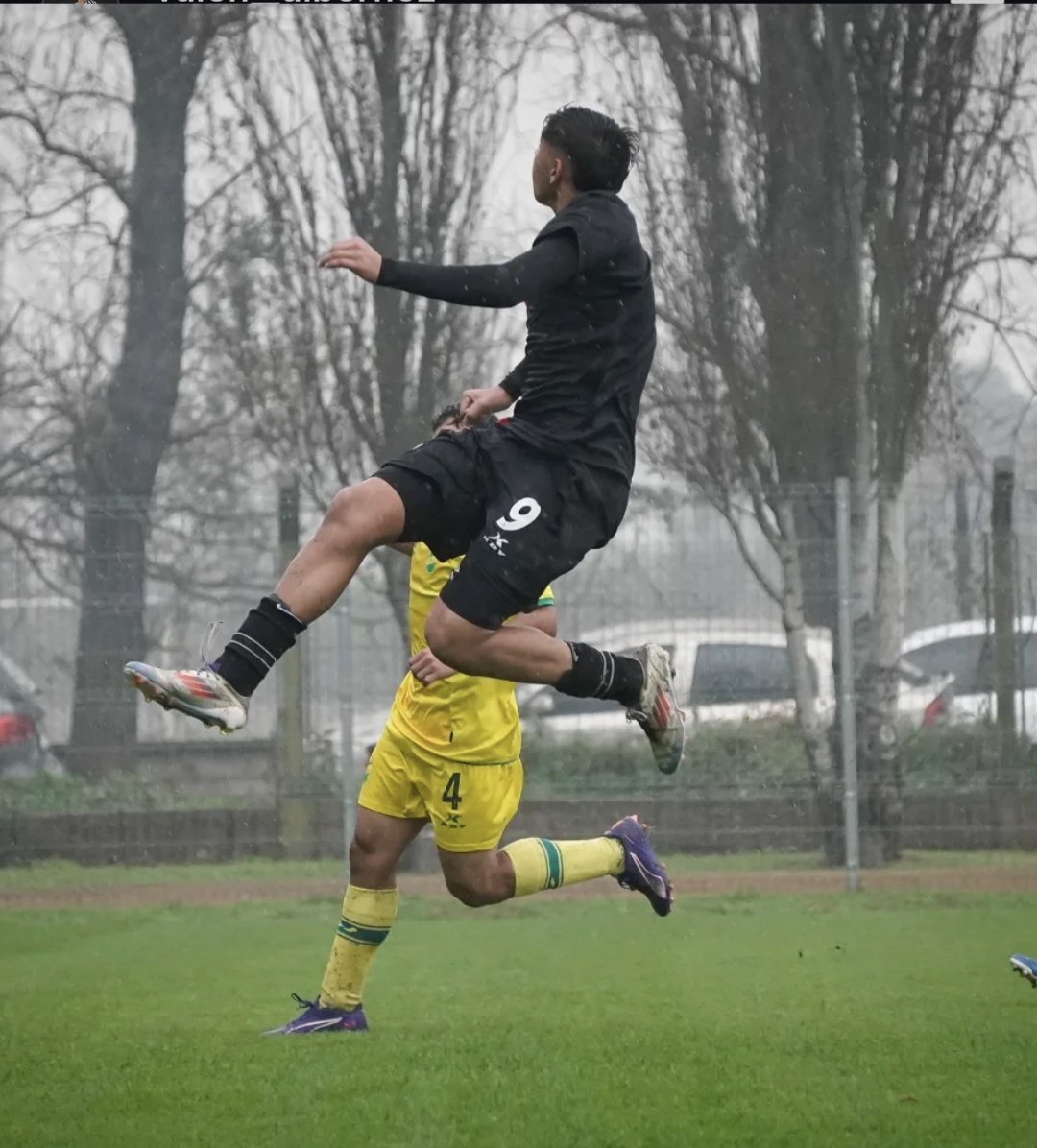 Agusseissfon's tweet photo. #Colon El tanque  Valentino Albornoz viajará con el plantel profesional para el partido vs All Boys. 
Categoría 2009, 1.82 de altura. Bien 9 de área fue goleador de la séptima el año pasado y parte del seleccionado juvenil argentino. Merecido por el esfuerzo dia a día 👏🔴⚫️ https://t.co/kX8cKVLKQ4