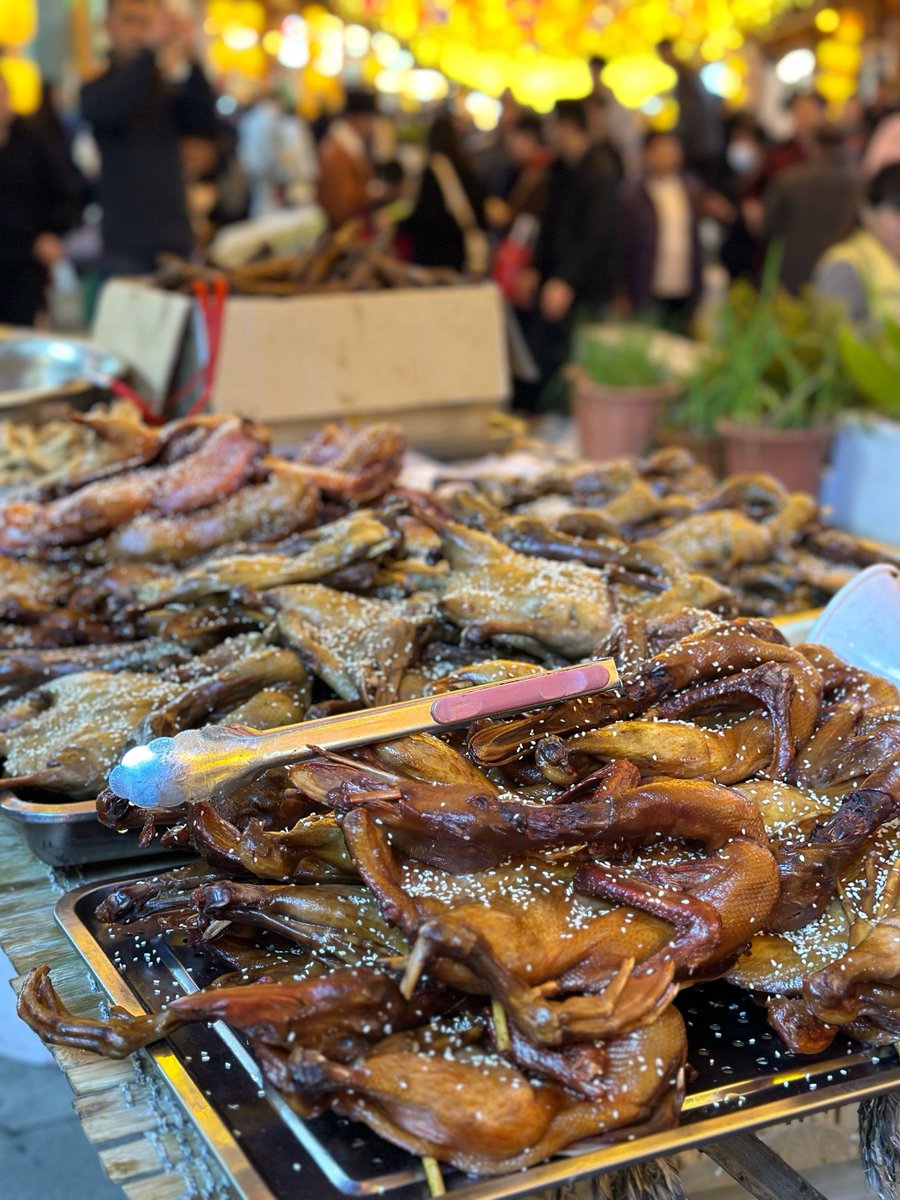 MarguriteMsmk's tweet photo. Late-night snack hit in the alley: crispy fried squid skewers with spicy cumin dust  Every bite hits different after a long day! https://t.co/Hk5d3LirK6