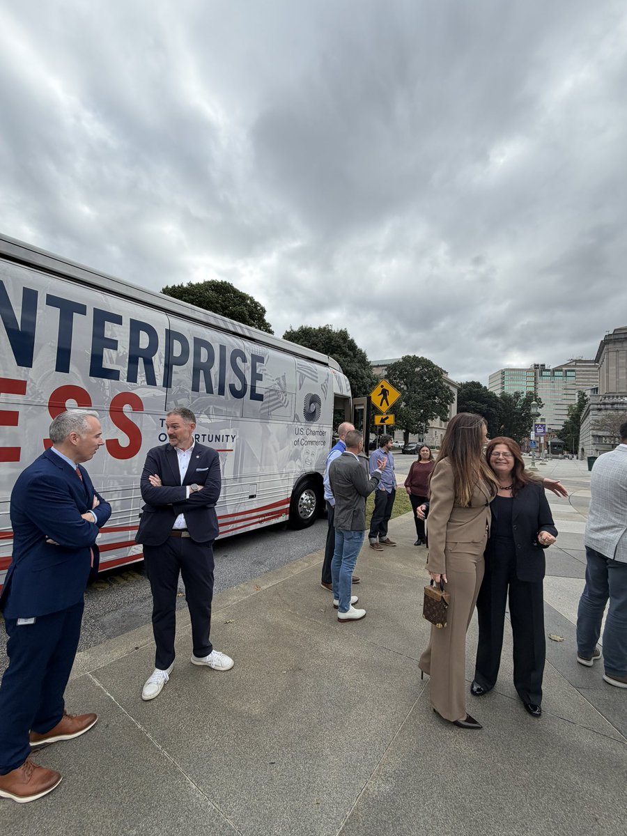 hrccredc's tweet photo. The Free Enterprise Express stopped in Harrisburg today. 🚌

The Harrisburg Regional Chamber welcomed the @USChamber national tour and brought regional business leaders together to discuss what helps businesses grow and create opportunity. Thanks to all who joined us! https://t.co/Q6GUitnIFY