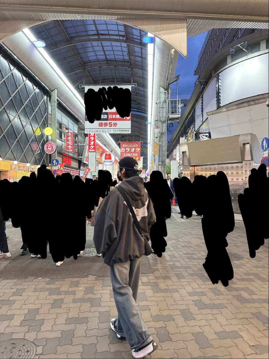 minchanbliss's tweet photo. the difference between how minchan blur out strangers behind them 😭 https://t.co/Z1d9PsFLkL