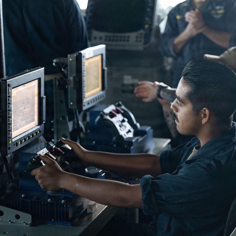SurfaceWarriors's tweet photo. ⚓️🤝 Team Cohesion in Action 🛡️🇺🇸
USS Gridley (DDG 101) and @USCG interdicted a drug smuggling go-fast vessel while underway in the Eastern Pacific.
📸 Lt j.g. Floyd, MC1 Gibson
#SurfaceWarriors | #ReadyOnArrival | #USNavy
@USNavy | @Southcom | @NAVSOUS4THFLT | @USPacificFleet https://t.co/pBQp0Upfct