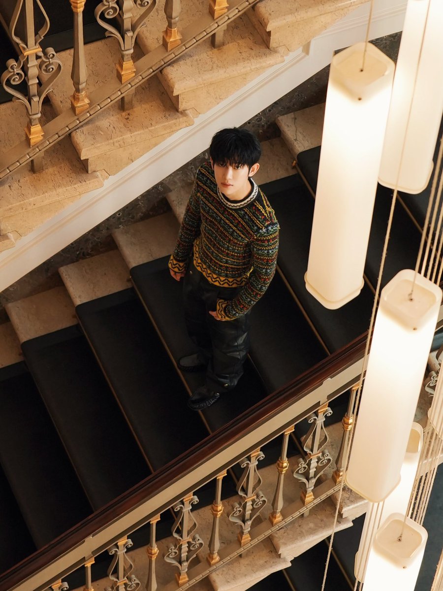 Hoshikwon_1506's tweet photo. A regal aura surrounds Park Siwoo as he steps onto the international stage with grace.

PARK SIWOO AT MARNI MFWSS27
#PARKSIWOOxMARNI
#PARKSIWOOxMARNIFWSS27
#PARKSIWOO #박시우 https://t.co/sGswbpesRc
