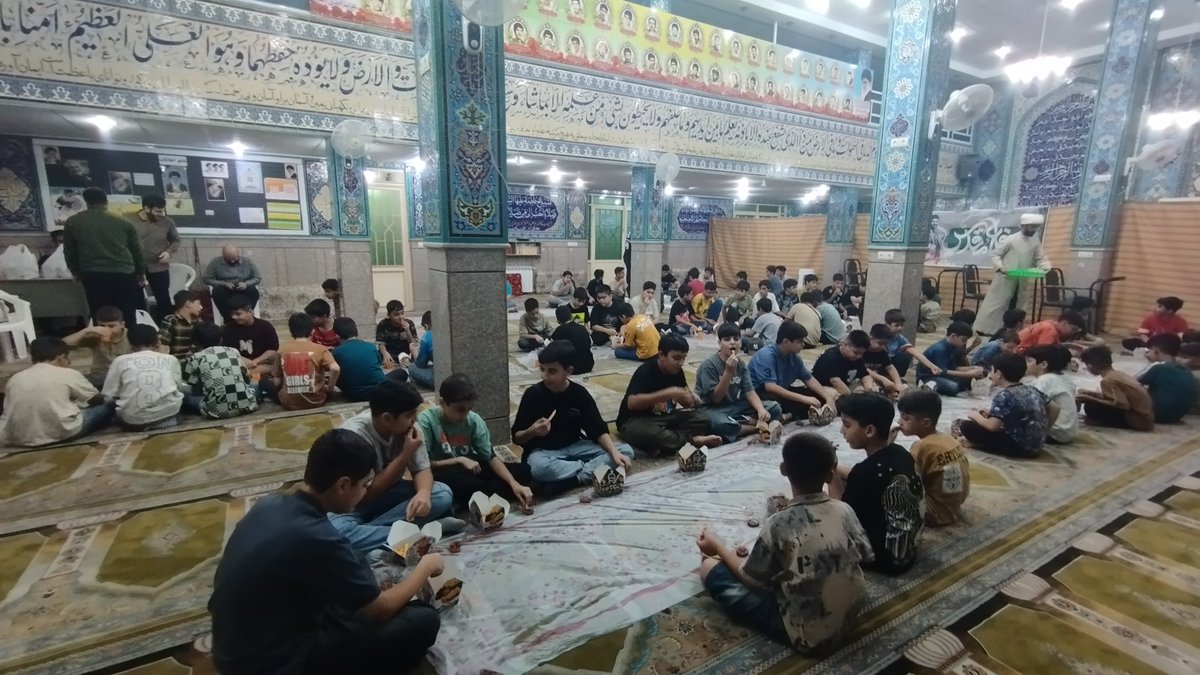 mustafamahmoody's tweet photo. امروز ۸۰ نوجوون (تو بخون آینده انقلاب) رو دعوت کردیم مسجدمون بصرف سوخاری 😋

و چ استعدادهای نابی اسماعیل .. https://t.co/4YSWurCEzf