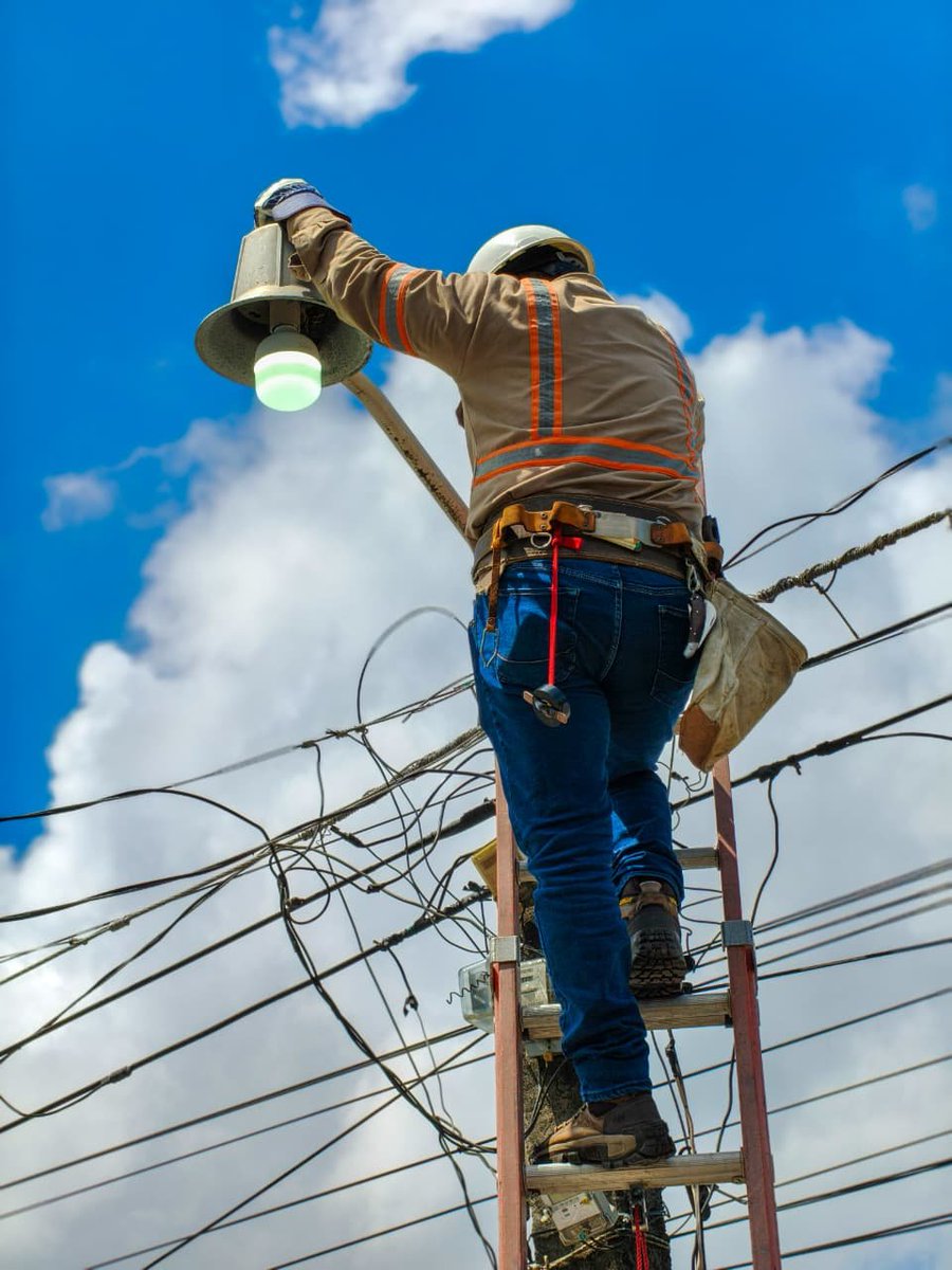 D_Capitalino's tweet photo. Las acciones se ejecutan como parte del Plan San Salvador Centro 100% Iluminado, que es liderado por el edil @marioduran https://t.co/PxMa0dSGtA