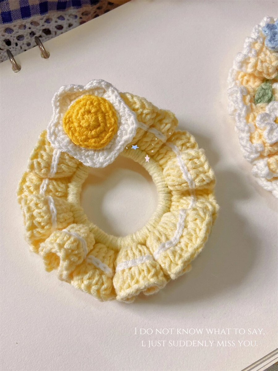 LindsyKongoi2's tweet photo. Just made a woven fabric scrunchie with leftover thread from my old knitting project  Quick 10-minute DIY, perfect for taming messy hair! https://t.co/ydbRRQBiMI