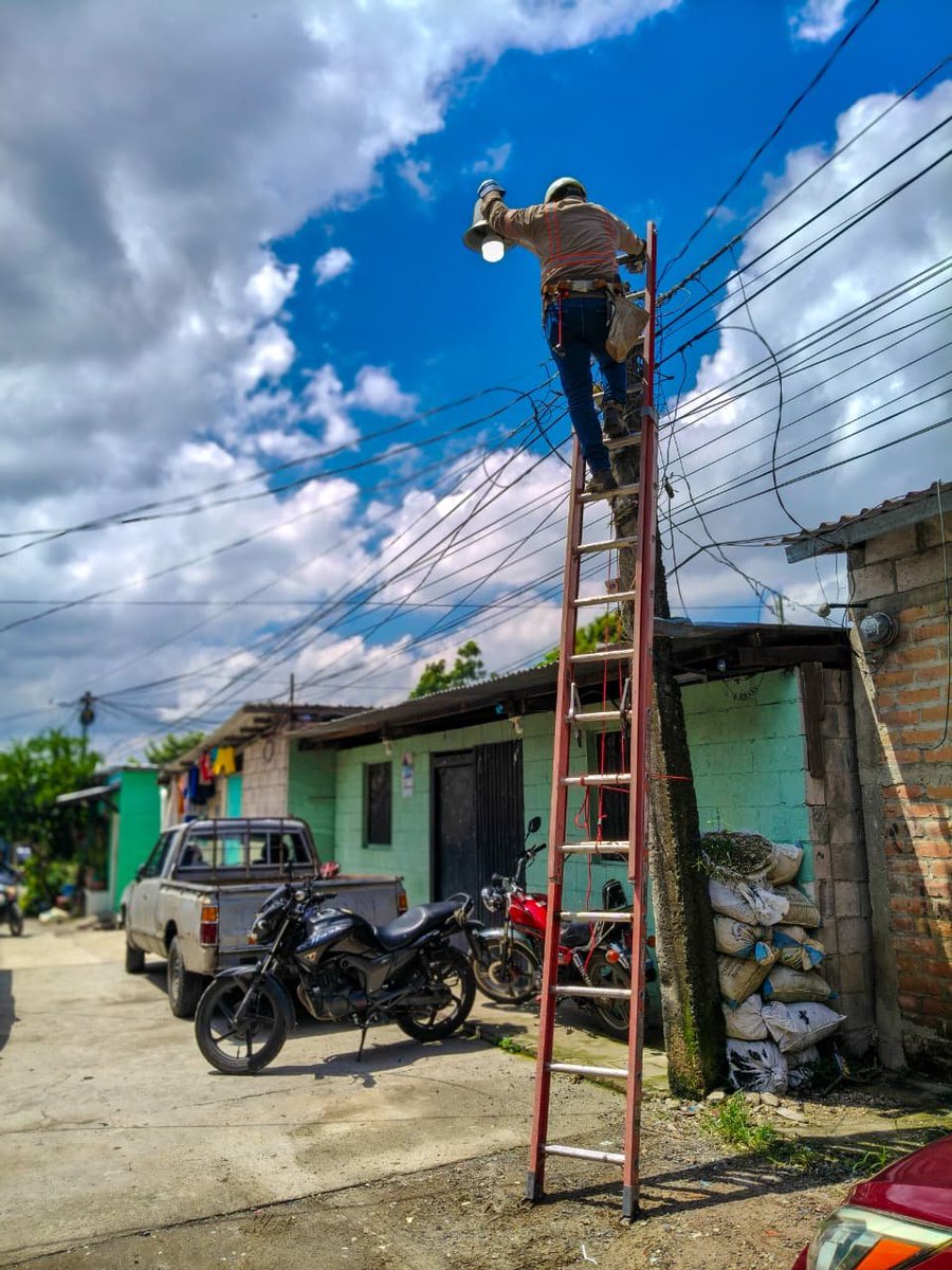 D_Capitalino's tweet photo. Las acciones se ejecutan como parte del Plan San Salvador Centro 100% Iluminado, que es liderado por el edil @marioduran https://t.co/PxMa0dSGtA