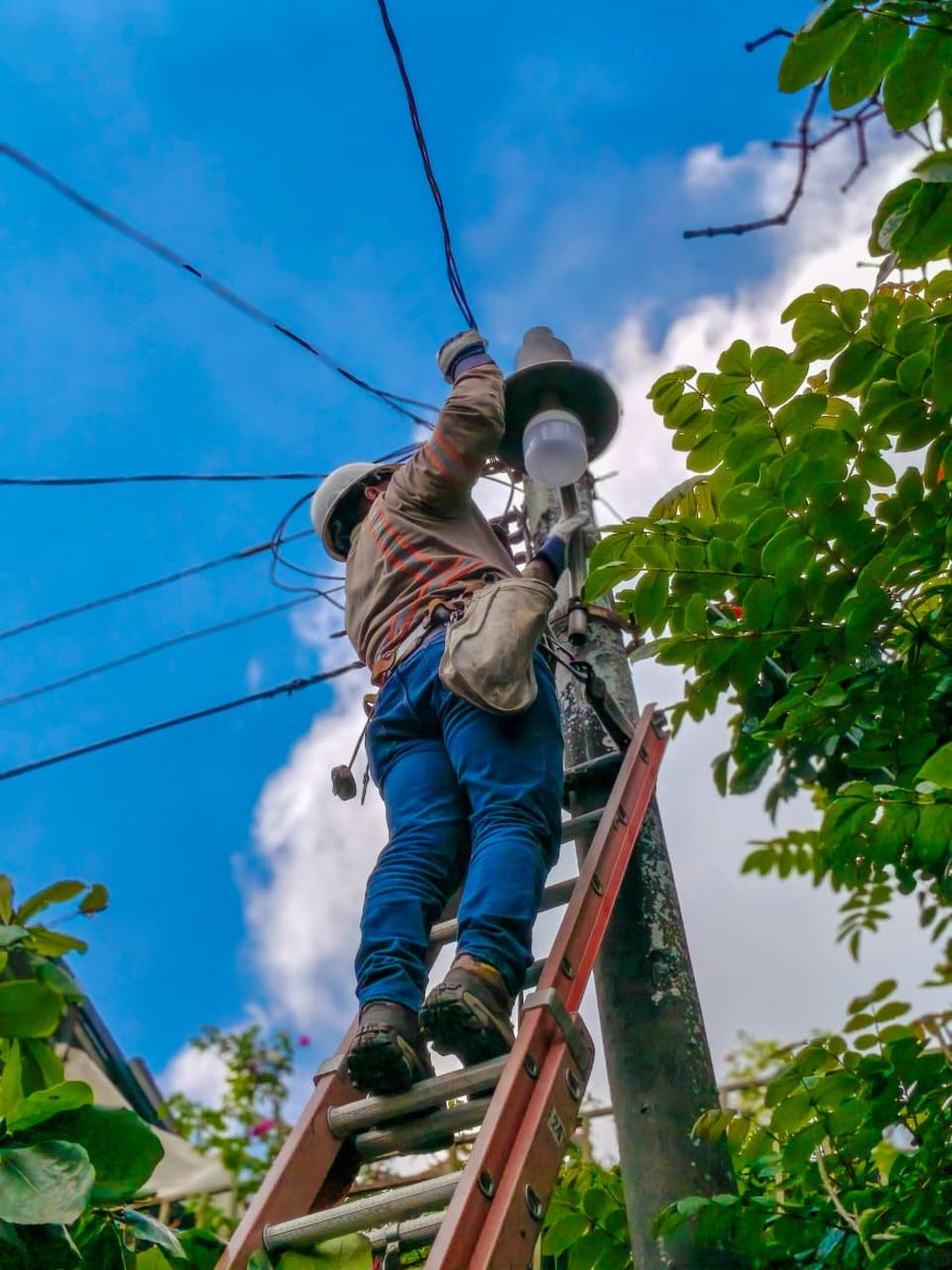 D_Capitalino's tweet photo. Las acciones se ejecutan como parte del Plan San Salvador Centro 100% Iluminado, que es liderado por el edil @marioduran https://t.co/PxMa0dSGtA