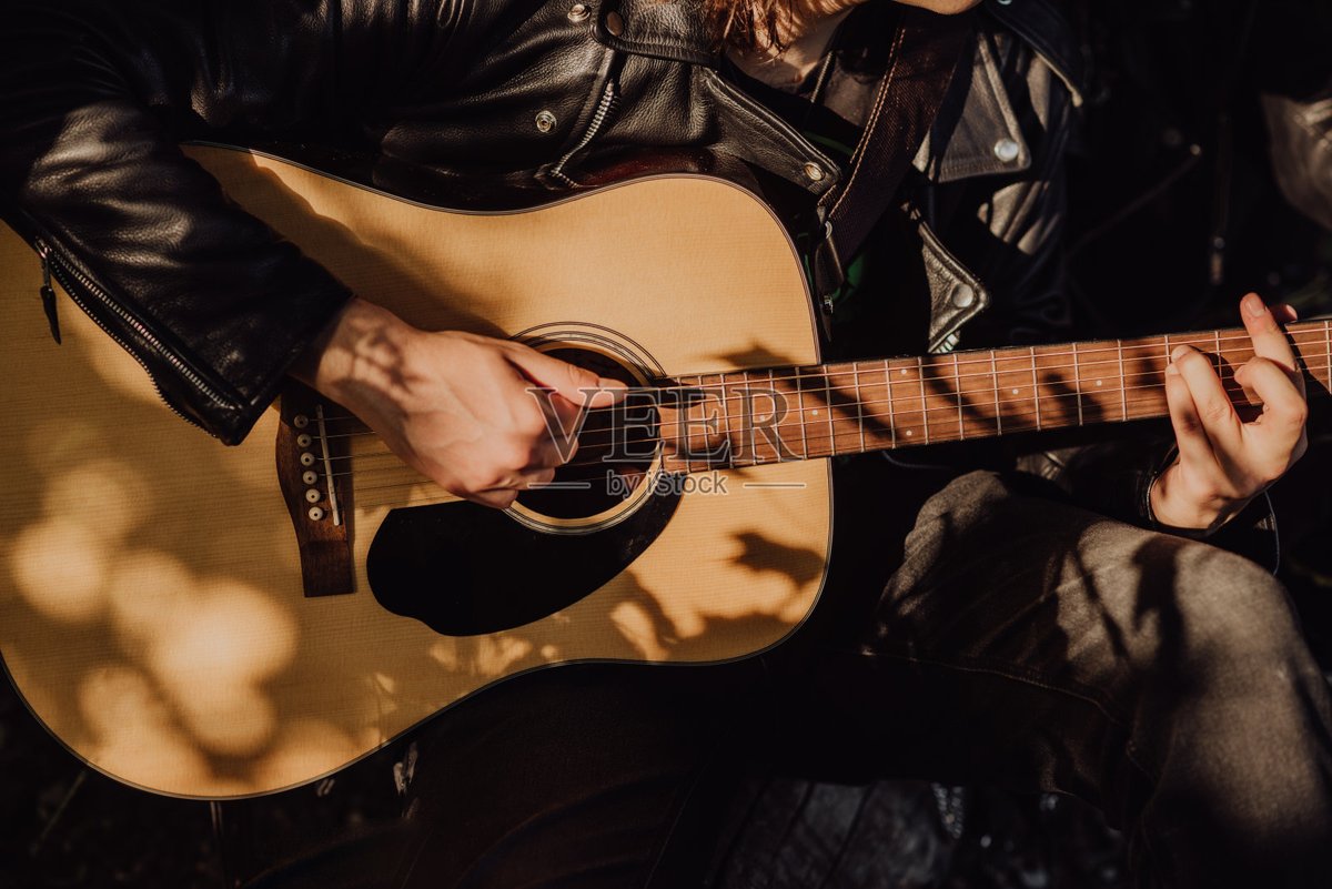 DivinaEsseoe's tweet photo. Una tarde de guitarra espaola bajo el sol, cada acorde es un abrazo que me envuelve el alma. https://t.co/NnHGkynZJG