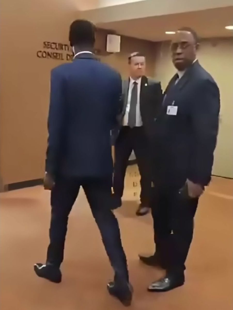 ababacarDoucou4's tweet photo. Non mais guiss ngén le temps d’arrêt de Macky Sall pour laisser passer et se faire devancer par le Président de la République, Diomaye Faye, doit être enseigné dans les plus prestigieuses écoles de protocole.
Euy Soudonn Thomas SONKOra mbeuk na Président ba forcer passage bi 😂 https://t.co/eQnbZ5zYnQ