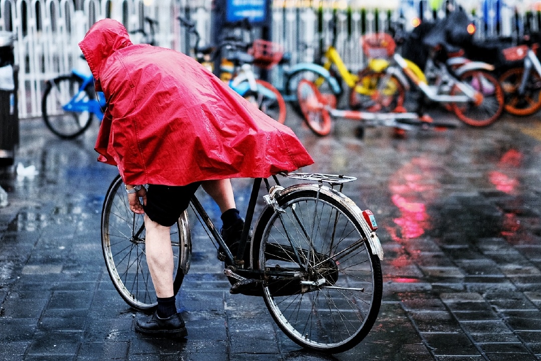 JamesAlequbeni's tweet photo. A stranger stopped to help me fix my broken bike on the rainy street, no need for a thank you, just warm kindness that made my day.， https://t.co/UJUekK82yI