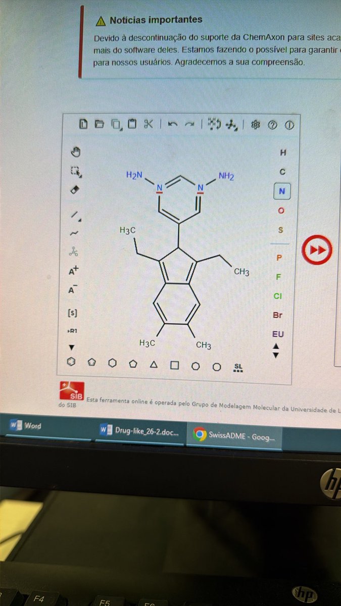 nanda_capelari's tweet photo. “Ai pq a faculdade ta me matando” 
Eu desenhando uma boneca com estruturas químicas na aula https://t.co/HcTnwaRQoE