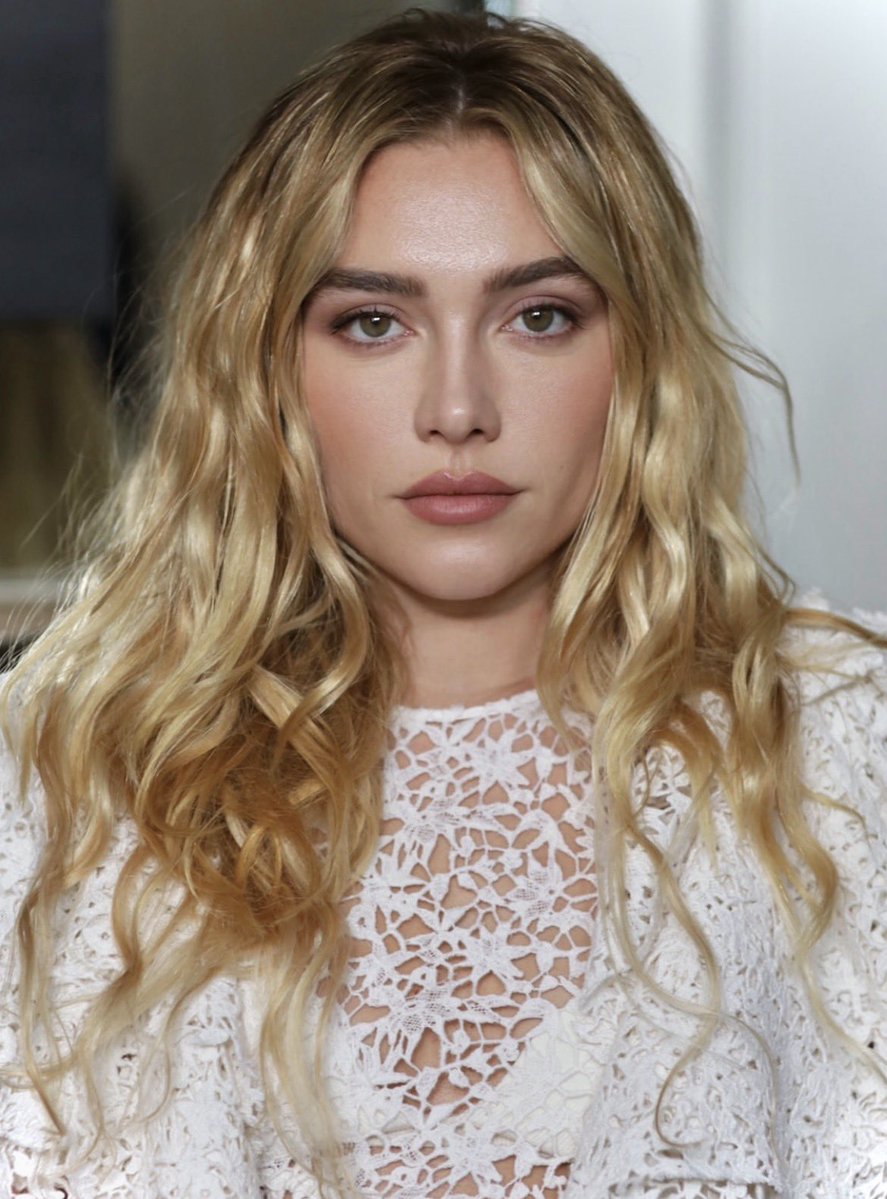 FilmUpdates's tweet photo. Florence Pugh stuns in new pictures. https://t.co/Y9SOd8CLE2