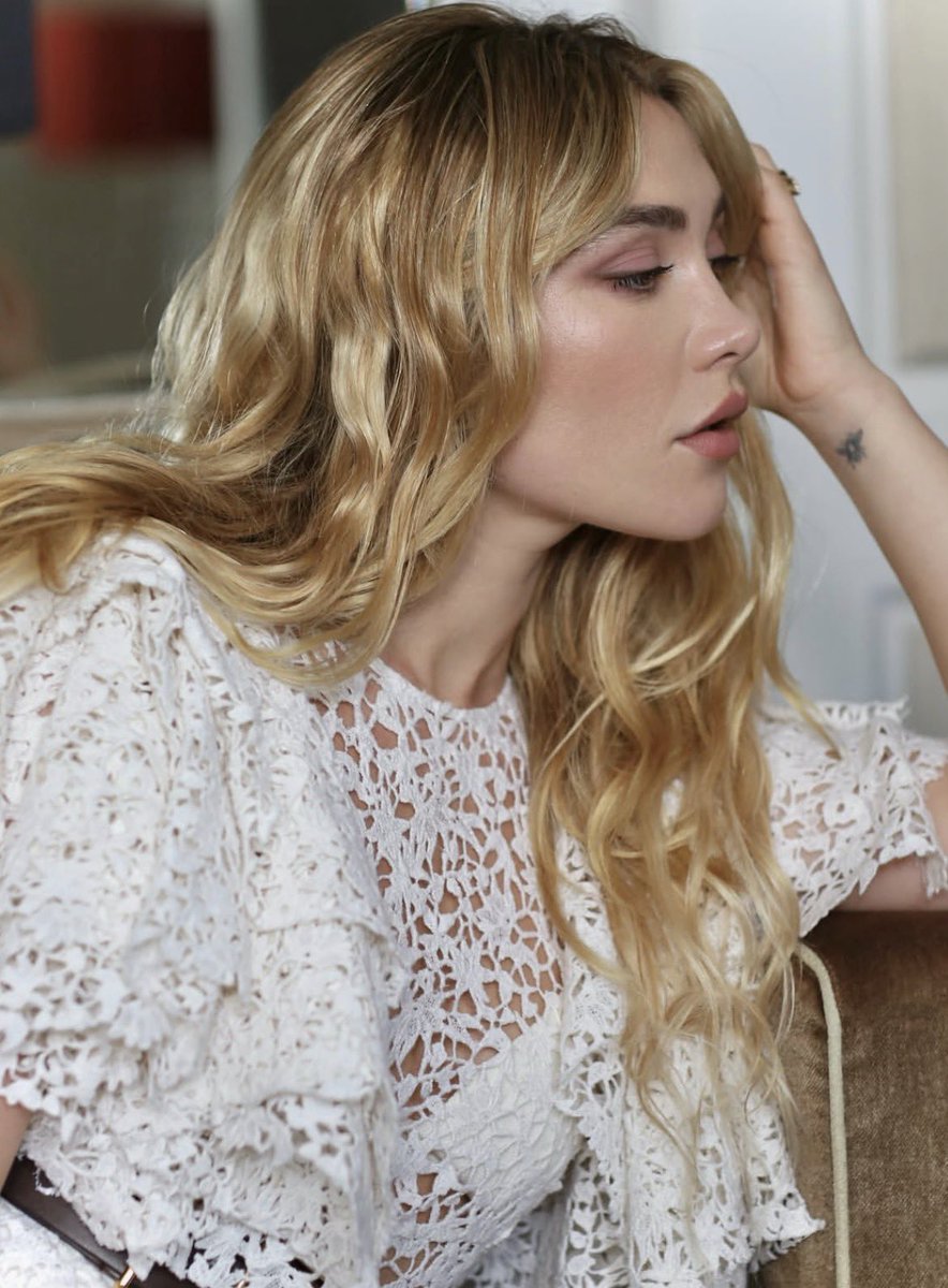 FilmUpdates's tweet photo. Florence Pugh stuns in new pictures. https://t.co/Y9SOd8CLE2