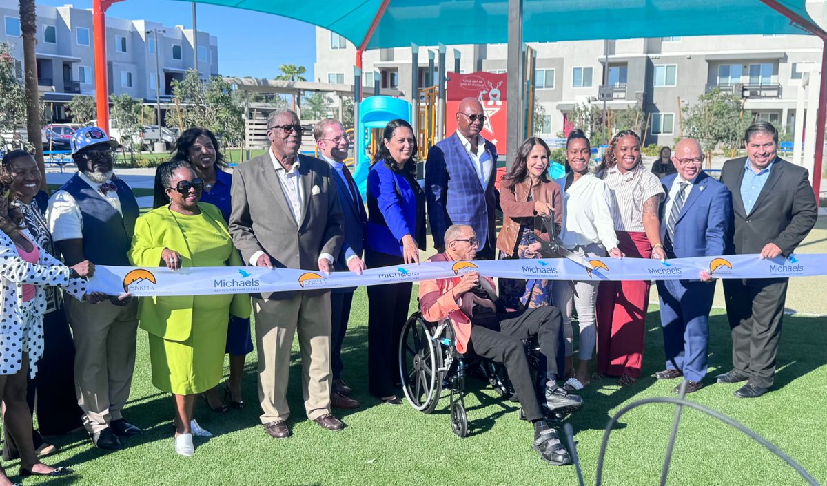 repdinatitus's tweet photo. Earlier this week, #TeamTitus celebrated the grand opening of #GholsonLanding #OnlyInDistrictOne. This new development will provide more affordable housing for residents in our community. #SNRHA https://t.co/GWtXm3ixjA