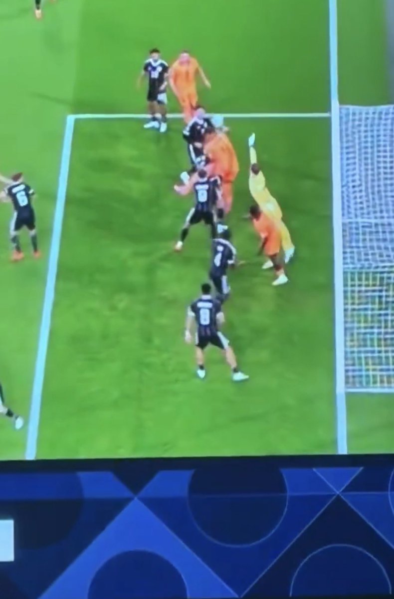 CoachDtheMan's tweet photo. @great_chapi @IgSchiri Hier als Standbild. Ball fliegt über Brobbey drüber und er duckt sich noch. Ist somit ein Eingriff ins Spiel. https://t.co/UdhBGQv3yU