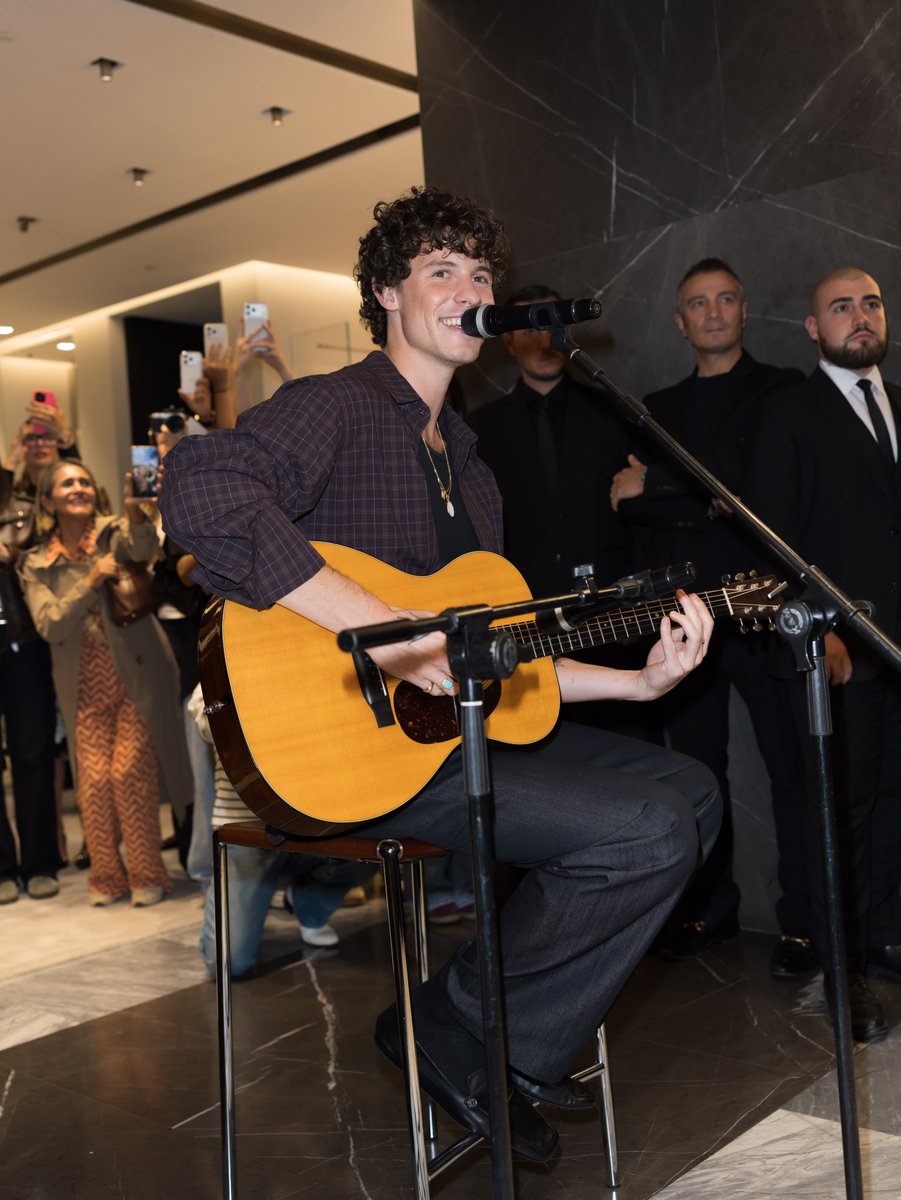 JustJared's tweet photo. Shawn Mendes had the support of girlfriend Bruna Marquezine as he stopped by the Gucci store in Milan for a surprise performance!

Photos: Getty https://t.co/Gi2qHwD9SJ