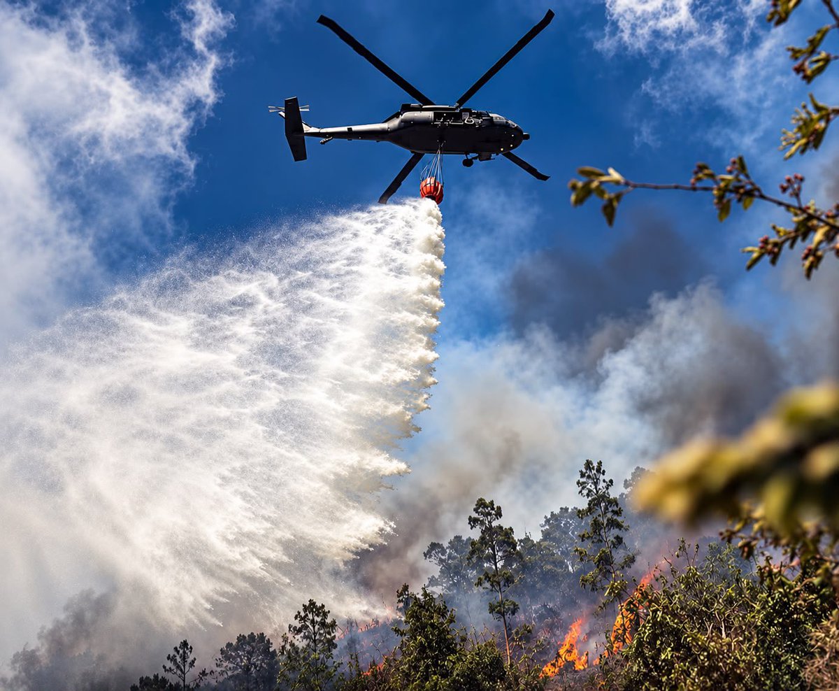 SNGRDColombia's tweet photo. #SNGRDFAC | Las operaciones y labores del @SNGRDColombia continúan. 🚁💦

Un helicóptero UH-60L de la @FuerzaAereaCol mantiene las descargas de agua sobre el incendio forestal en el cerro San Marcos, entre Villa de Leyva y Chíquiza. Hoy, la emergencia alcanza un 90 % de control. https://t.co/8ufNMW4IZn