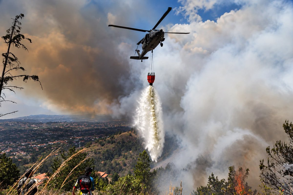 SNGRDColombia's tweet photo. #SNGRDFAC | Las operaciones y labores del @SNGRDColombia continúan. 🚁💦

Un helicóptero UH-60L de la @FuerzaAereaCol mantiene las descargas de agua sobre el incendio forestal en el cerro San Marcos, entre Villa de Leyva y Chíquiza. Hoy, la emergencia alcanza un 90 % de control. https://t.co/8ufNMW4IZn