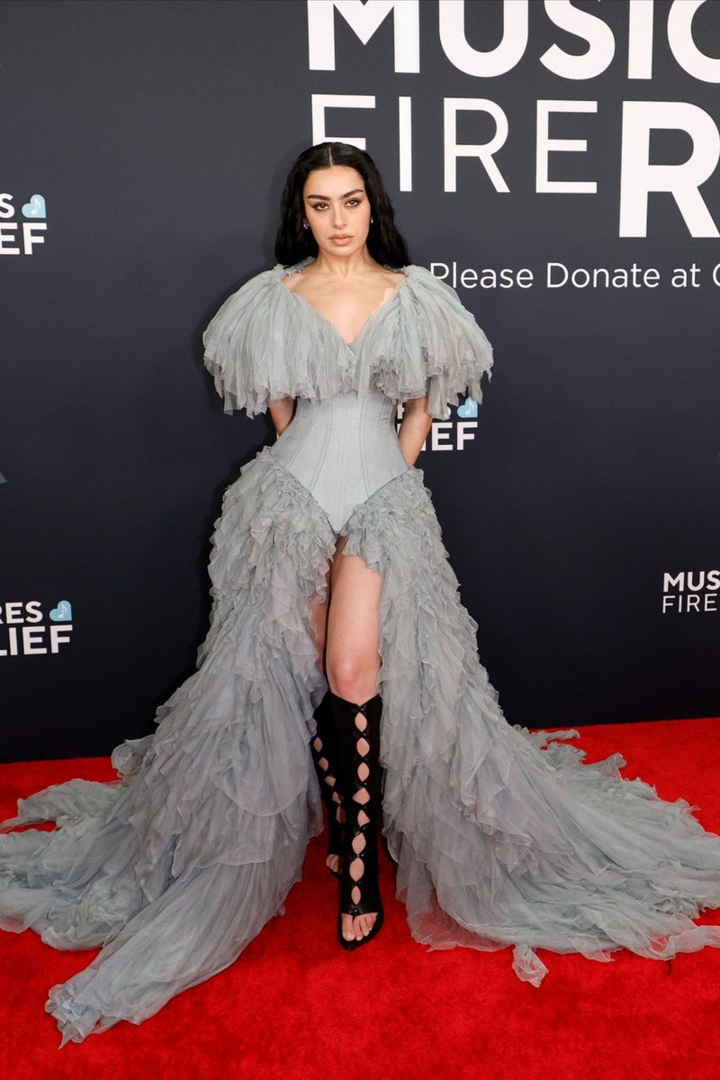 susieetweets's tweet photo. i wonder what look charli is going to have for the vmas https://t.co/12LOFQDP8g