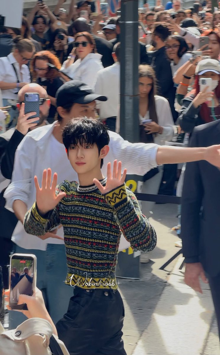 Hoshikwon_1506's tweet photo. Park Siwoo weaves effortless sophistication into every second of his Marni appearance.

PARK SIWOO AT MARNI MFWSS27
#PARKSIWOOxMARNI
#PARKSIWOOxMARNIFWSS27
#PARKSIWOO #박시우 https://t.co/hn3PFjC2IM