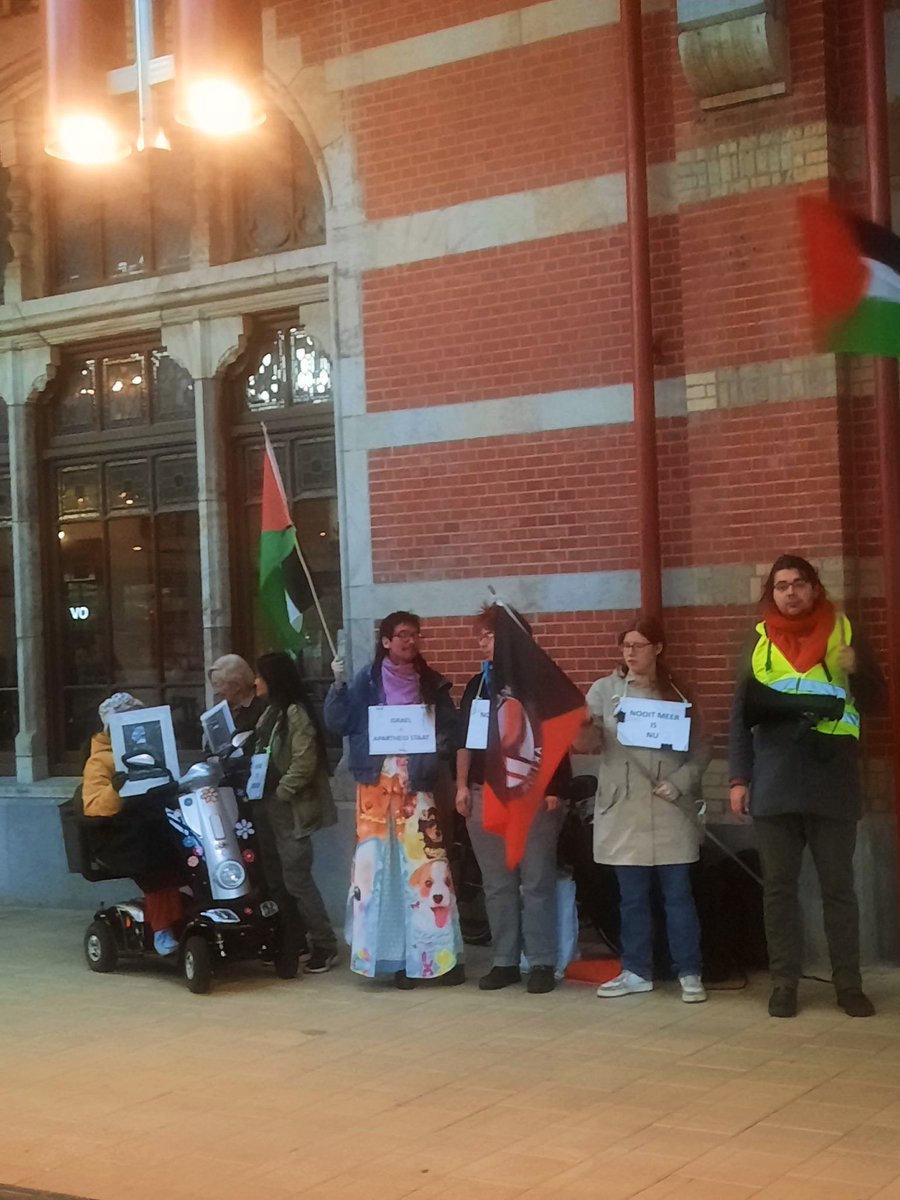 EppoTjuchem's tweet photo. Massale opkomst op het Hoofdstation Groningen! 
De 'brede coalitie' van GroningenForPalestine, Antifa Groningen én de PalesTenaLadies pakte vanavond groots uit... met welgeteld zeven man sterk. 🇵🇸

Eppo was er zelf niet bij, maar spotter @Henry__Chess legde deze indrukwekkende massamobilisatie feilloos vast. 📸