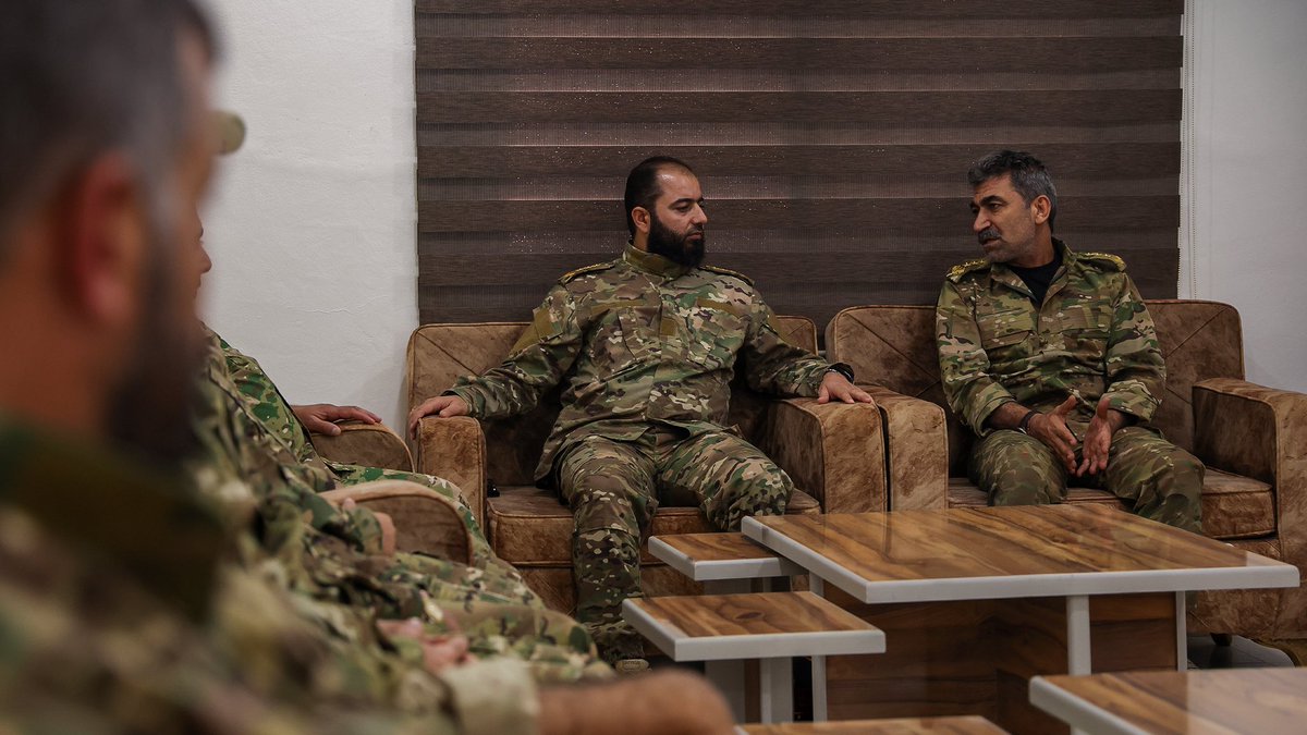 Sy_Defense's tweet photo. بحضور معاون وزير الدفاع للمنطقة الشرقية العميد سمير أوسو، عقد مدير إدارة أمن الجيش العميد علي الحسن اجتماعاً مع عدد من الضباط في المنطقة الشرقية، لبحث آليات تنظيم وتعزيز عمل أمن الجيش في المنطقة، ومناقشة تثبيت مراكز عسكرية فيها.

#الجمهورية_العربية_السورية 
#وزارة_الدفاع https://t.co/J0MP8h6qnV