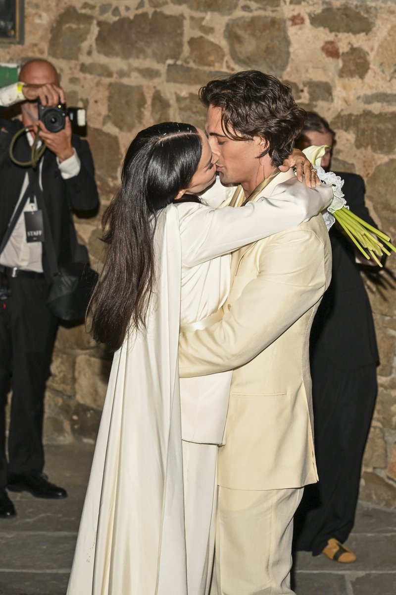 MTVLA's tweet photo. perdón pero ver a Damiano David saliendo de la iglesia con Dove Cameron es demasiado para mi corazón. 😭 #MTVNowLA https://t.co/vIdv6DZ5Gs