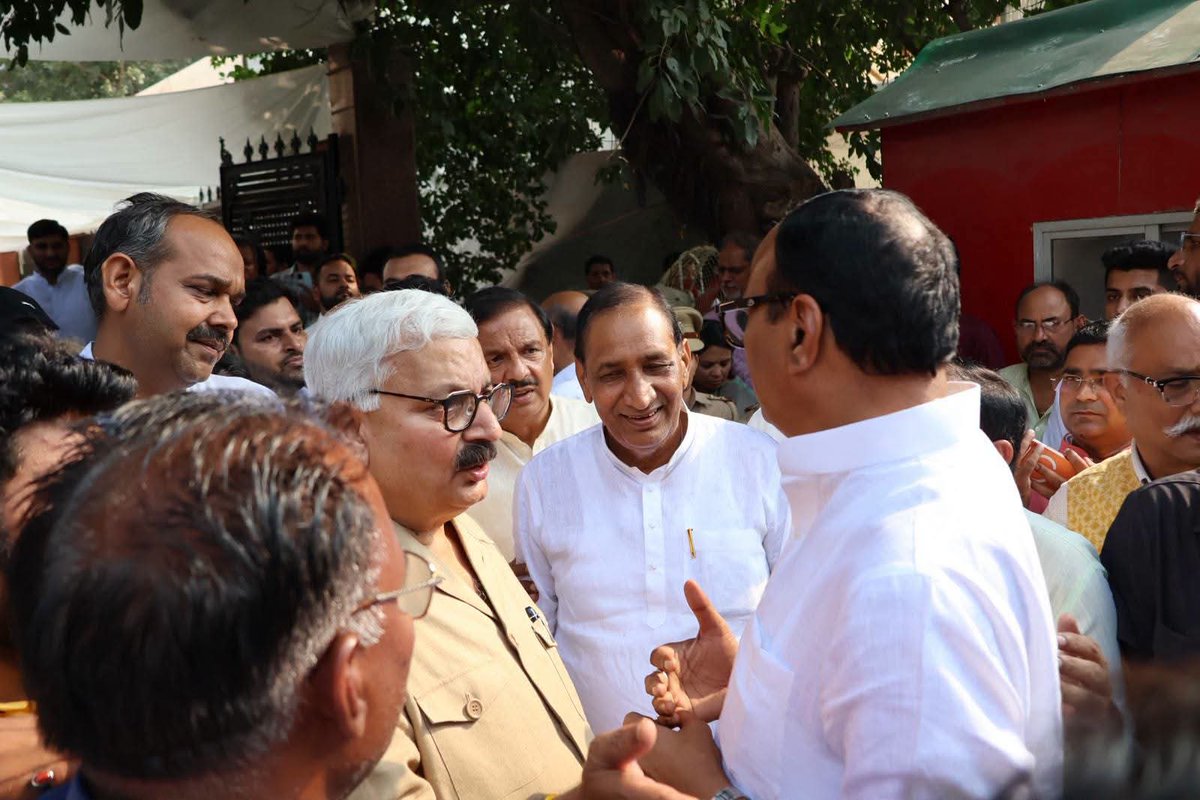 tejpalnagarMLA's tweet photo. आज पूर्व राज्यपाल एवं वरिष्ठ नेता आदरणीय श्री @KalrajMishra जी की धर्मपत्नी स्वर्गीय श्रीमती सत्यवती मिश्रा जी के त्रयोदशी संस्कार कार्यक्रम में सम्मिलित होकर उन्हें भावभीनी श्रद्धांजलि अर्पित की।

ईश्वर पुण्यात्मा को अपने श्रीचरणों में स्थान दें एवं शोकाकुल परिजनों को यह अपार दुःख सहने की शक्ति प्रदान करें।

ॐ शांति। #MLADadri