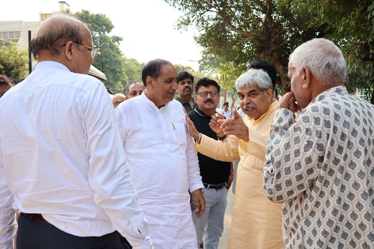 tejpalnagarMLA's tweet photo. आज पूर्व राज्यपाल एवं वरिष्ठ नेता आदरणीय श्री @KalrajMishra जी की धर्मपत्नी स्वर्गीय श्रीमती सत्यवती मिश्रा जी के त्रयोदशी संस्कार कार्यक्रम में सम्मिलित होकर उन्हें भावभीनी श्रद्धांजलि अर्पित की।

ईश्वर पुण्यात्मा को अपने श्रीचरणों में स्थान दें एवं शोकाकुल परिजनों को यह अपार दुःख सहने की शक्ति प्रदान करें।

ॐ शांति। #MLADadri