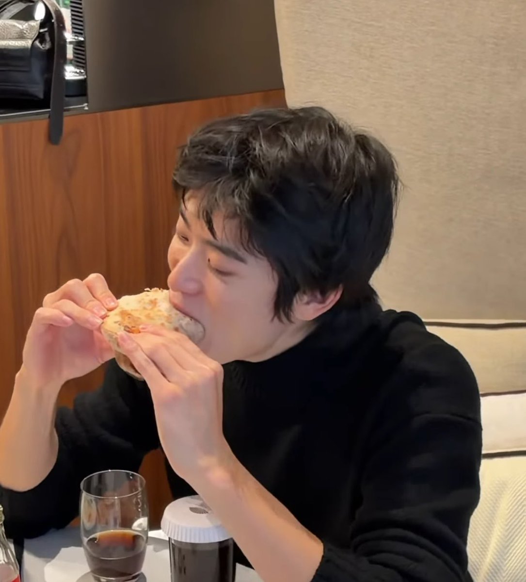 mlydwt's tweet photo. อิ่มมั้ยคะไม่อิ่มพี่จะสั่งให้อีก          อิ่บอับออแอ้ว https://t.co/fmHkNrRMQ8