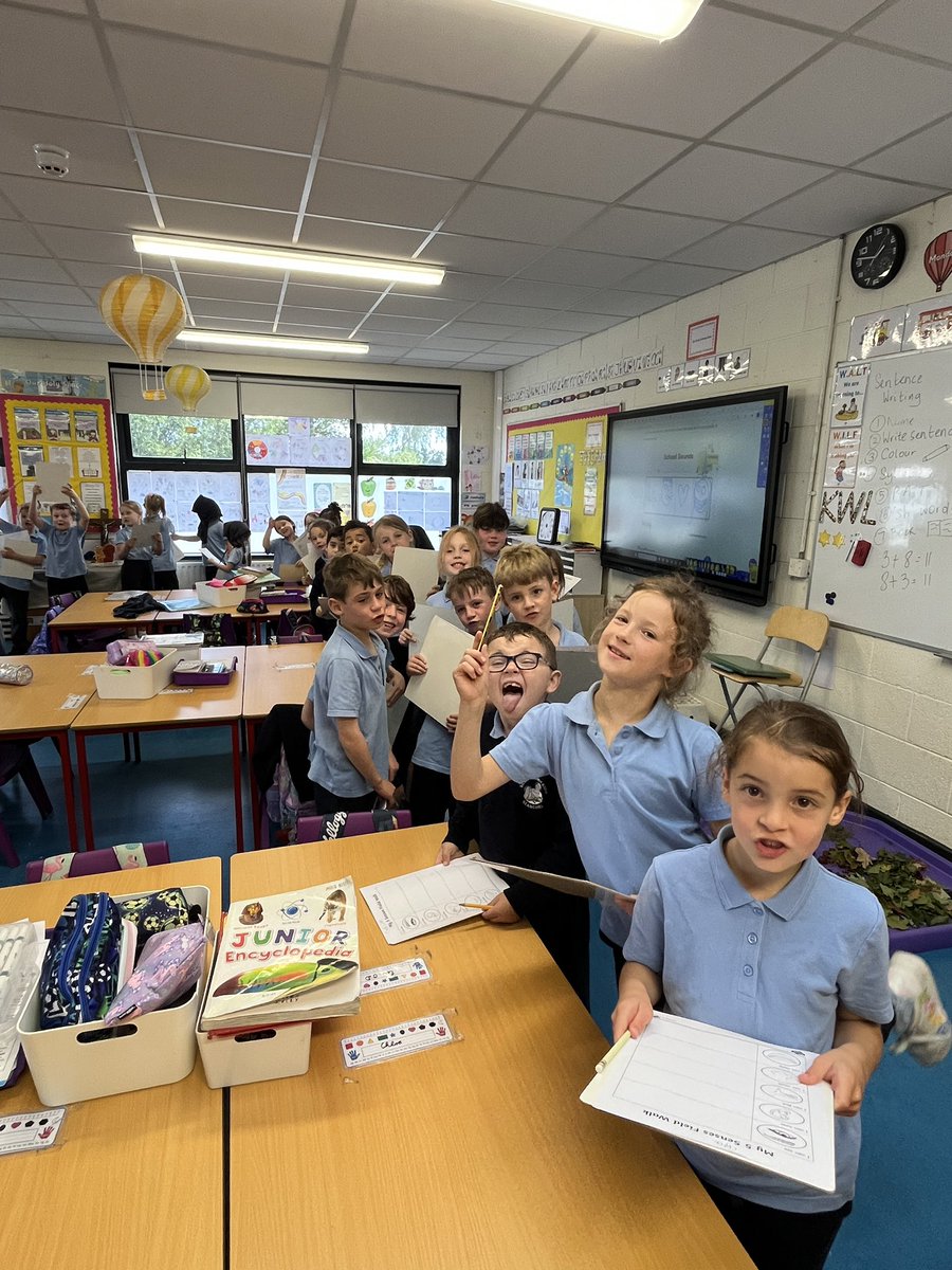 MsOlsonsClass's tweet photo. Investigating our five senses! We went on a nature walk to see what we could see, hear, touch, smell and taste! We picked some apples from our school garden for a tasty treat too! 🍎 @followstannes https://t.co/akkno1YRqp