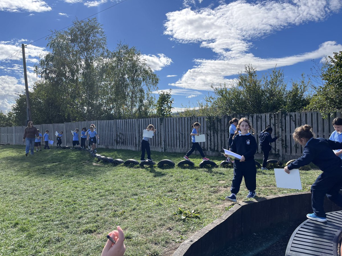 MsOlsonsClass's tweet photo. Investigating our five senses! We went on a nature walk to see what we could see, hear, touch, smell and taste! We picked some apples from our school garden for a tasty treat too! 🍎 @followstannes https://t.co/akkno1YRqp