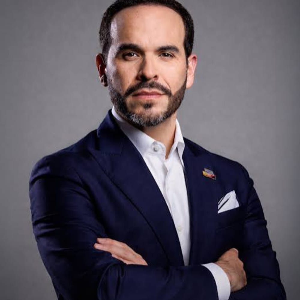 EnsedeCiencia's tweet photo. Lucas Francesco, de 7 años, le pidió públicamente al presidente de Colombia, Abelardo De La Espriella, que no lo dejara morir y que ayudara a priorizar el tratamiento que necesitaba por una grave cardiopatía.

El 21 de septiembre, Lucas finalmente fue sometido a una nueva cirugía cardíaca en la Fundación Cardiovascular de Colombia, después de haber pasado por 19 procedimientos. Ahora p ermanece en UCI bajo vigilancia médica y sus primeras 72 horas son fundamentales para su recuperación.