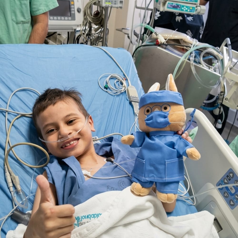 EnsedeCiencia's tweet photo. Lucas Francesco, de 7 años, le pidió públicamente al presidente de Colombia, Abelardo De La Espriella, que no lo dejara morir y que ayudara a priorizar el tratamiento que necesitaba por una grave cardiopatía.

El 21 de septiembre, Lucas finalmente fue sometido a una nueva cirugía cardíaca en la Fundación Cardiovascular de Colombia, después de haber pasado por 19 procedimientos. Ahora p ermanece en UCI bajo vigilancia médica y sus primeras 72 horas son fundamentales para su recuperación.