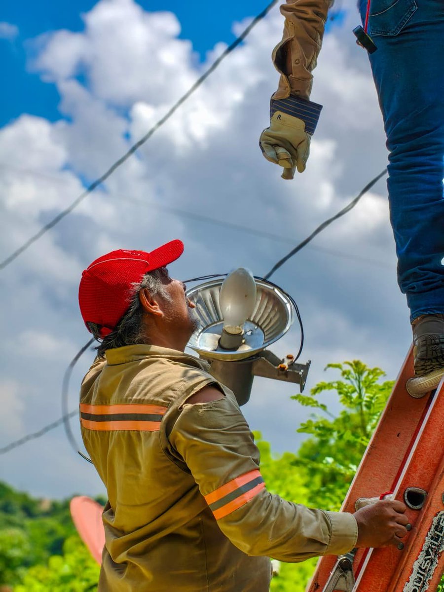 D_Capitalino's tweet photo. La alcaldía de San Salvador Centro beneficio esta mañana a más de 1,000 familias de las colonias: Santa Rosa y Buena Vista, así como en la Comunidad Nueva Esperanza, Distrito Mejicanos, con la reparación y cambio de luminarias. https://t.co/HXJyjCgU1r