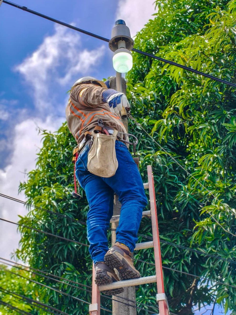 D_Capitalino's tweet photo. La alcaldía de San Salvador Centro beneficio esta mañana a más de 1,000 familias de las colonias: Santa Rosa y Buena Vista, así como en la Comunidad Nueva Esperanza, Distrito Mejicanos, con la reparación y cambio de luminarias. https://t.co/HXJyjCgU1r