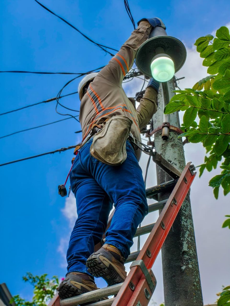 D_Capitalino's tweet photo. La alcaldía de San Salvador Centro beneficio esta mañana a más de 1,000 familias de las colonias: Santa Rosa y Buena Vista, así como en la Comunidad Nueva Esperanza, Distrito Mejicanos, con la reparación y cambio de luminarias. https://t.co/HXJyjCgU1r
