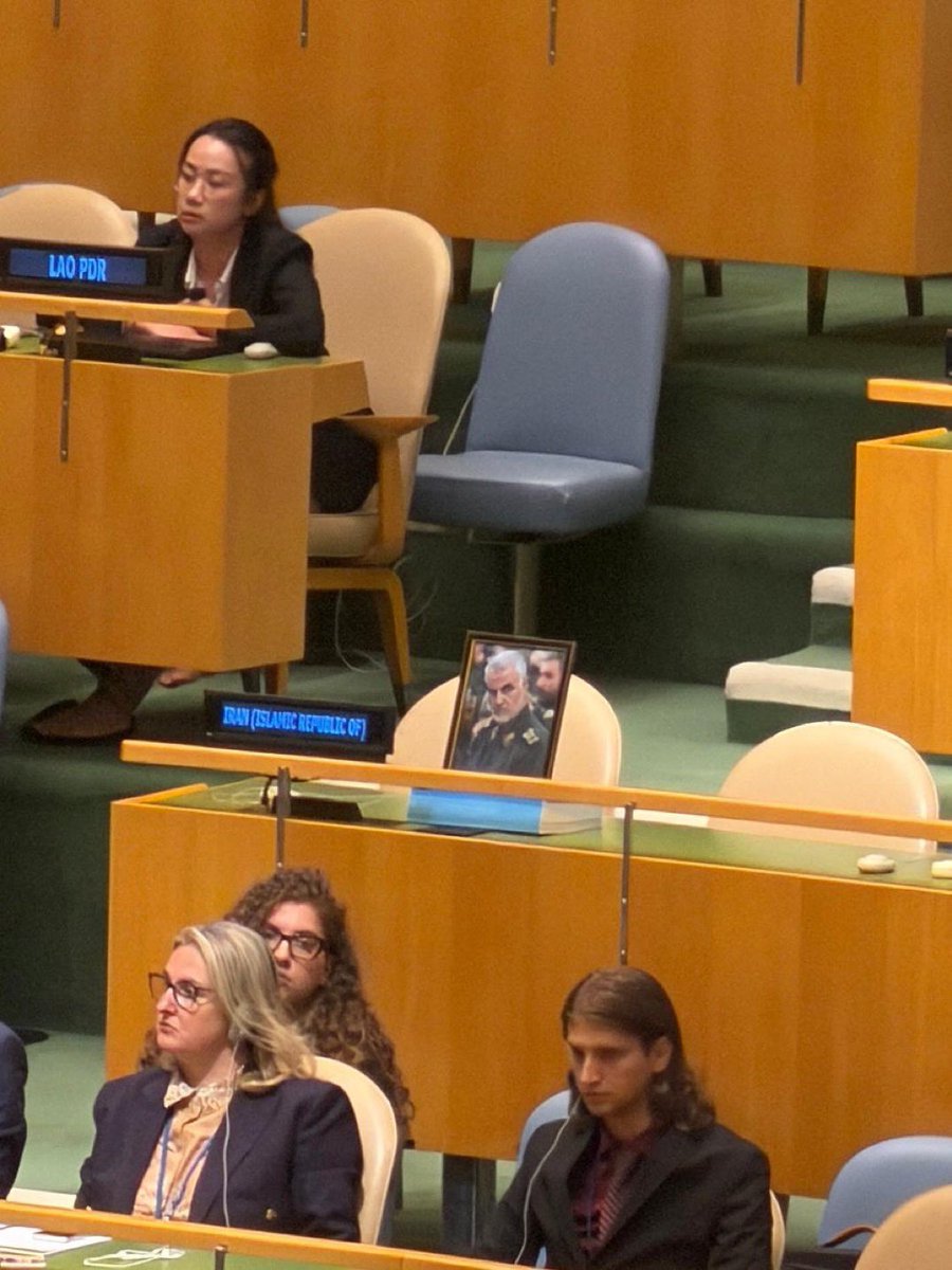 arlinmedrano_'s tweet photo. Los delegados iraníes dejaron una foto de Qasem Soleimani, el excomandante de la Fuerza Quds de Irán que fue asesinado en un ataque con drones de EE.UU. en Bagdad en 2020, durante el discurso de Benjamin Netanyahu en las Naciones Unidas: https://t.co/l7a7vKBhuM