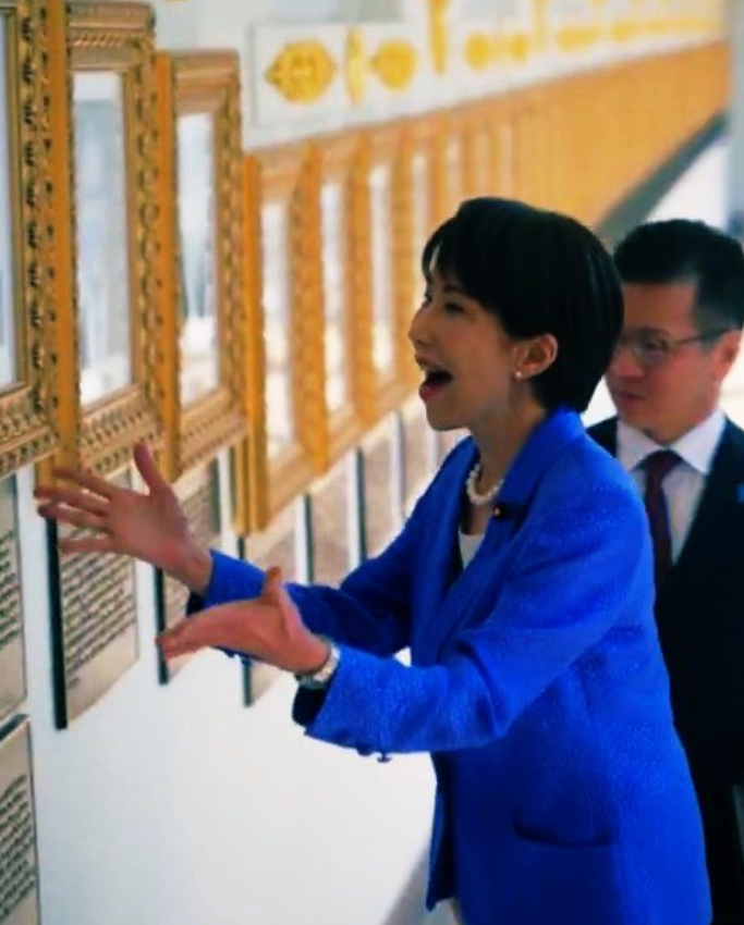 ParrotMystery's tweet photo. 高市首相の訪問時と同じく歴代大統領の肖像が並ぶホール前に連れられる習近平主席。
トランプ大統領が「バイデン前大統領オートペン写真」を指差して習氏をこづき、居並ぶトランプ側近がどっと笑い声を上げますが、習氏は高市首相よりガードが固く、笑った顔が見えるアングルは撮影させなかった模様。 https://t.co/a08JGctng3