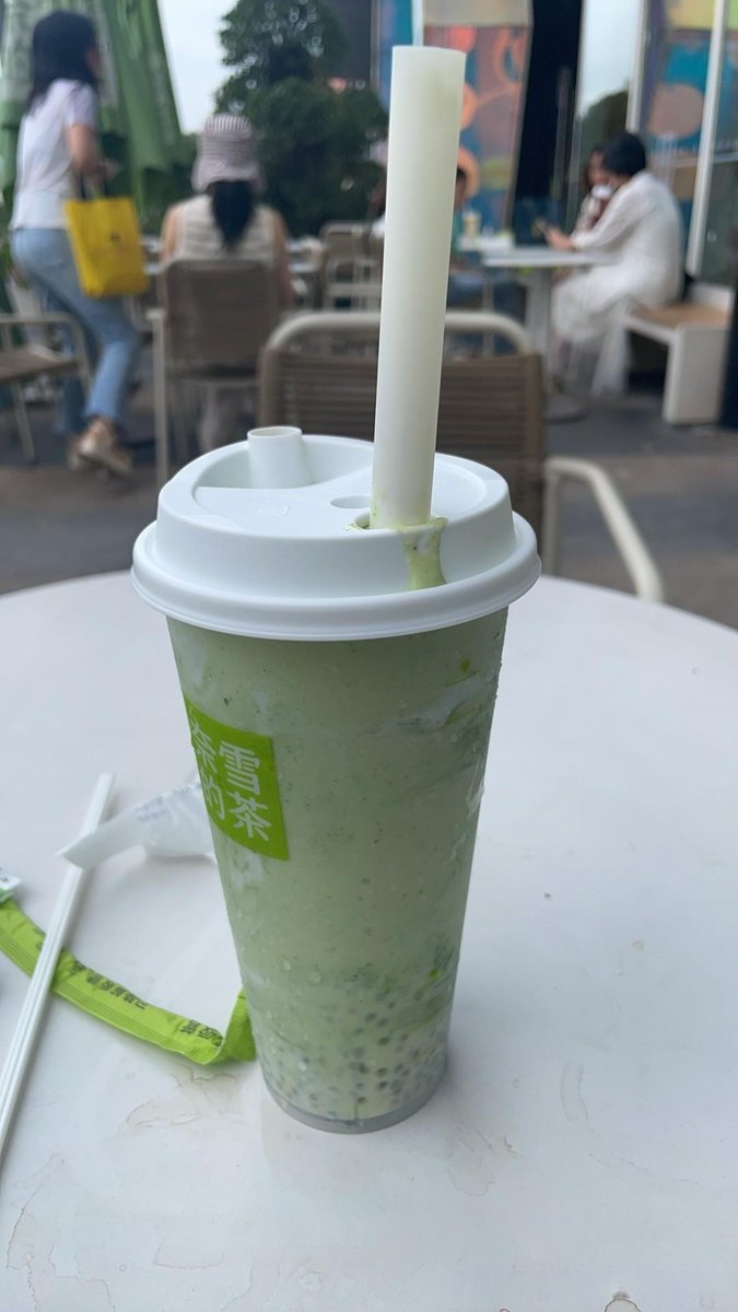 DominiqueDpete's tweet photo. Crazy for iced matcha latte Whip one in 2 mins: mix 1 tsp matcha powder, 1 cup oat milk, a dash of honey, shake u0026 serve over ice. Perfect pick-me-up for lazy afternoons! https://t.co/f1HuMK6krr