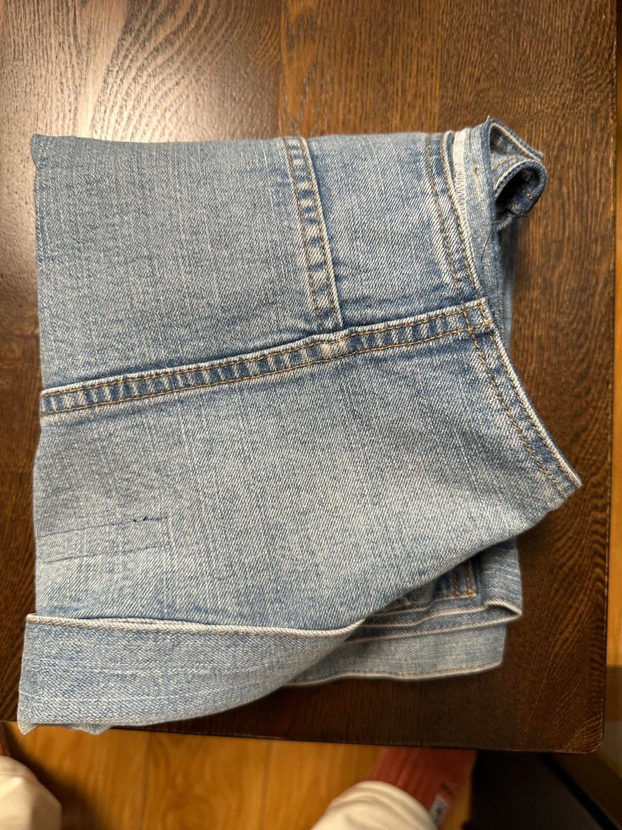 MignonSchod2y's tweet photo. Turn an old denim jacket into a stylish phone pouch with just scissors and glue! Quick upcycle win. https://t.co/p0OGsU8SMr