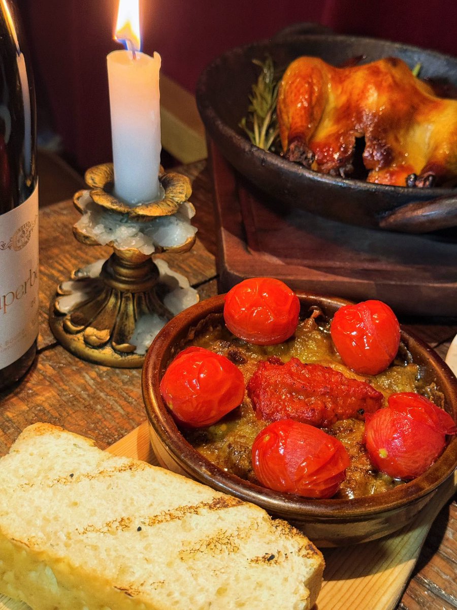 EloisaSchmit's tweet photo. Descubrimos una tasca secreta en el barrio! El jamón ibérico con pan con tomate y el vino tinto local son una explosión de sabor 10/10, no te lo pierdas! https://t.co/yHwS6pTEhS