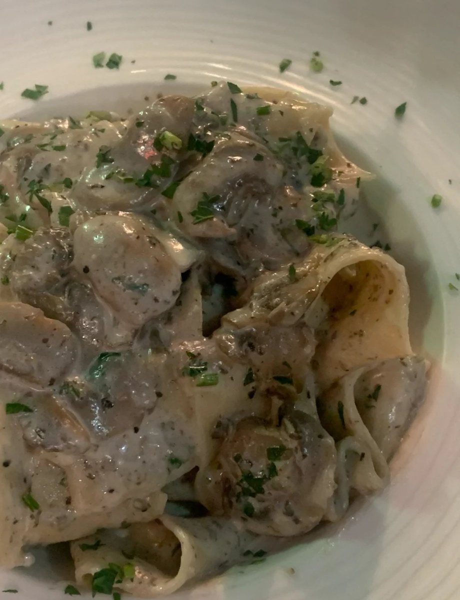 EarleenCrepps's tweet photo. Found the coziest hole-in-the-wall pasta spot in downtown! Creamy truffle mushroom tagliatelle hit different, plus their homemade garlic bread was chef’s kiss  Will definitely be back! https://t.co/wJrZ7Ekdxk