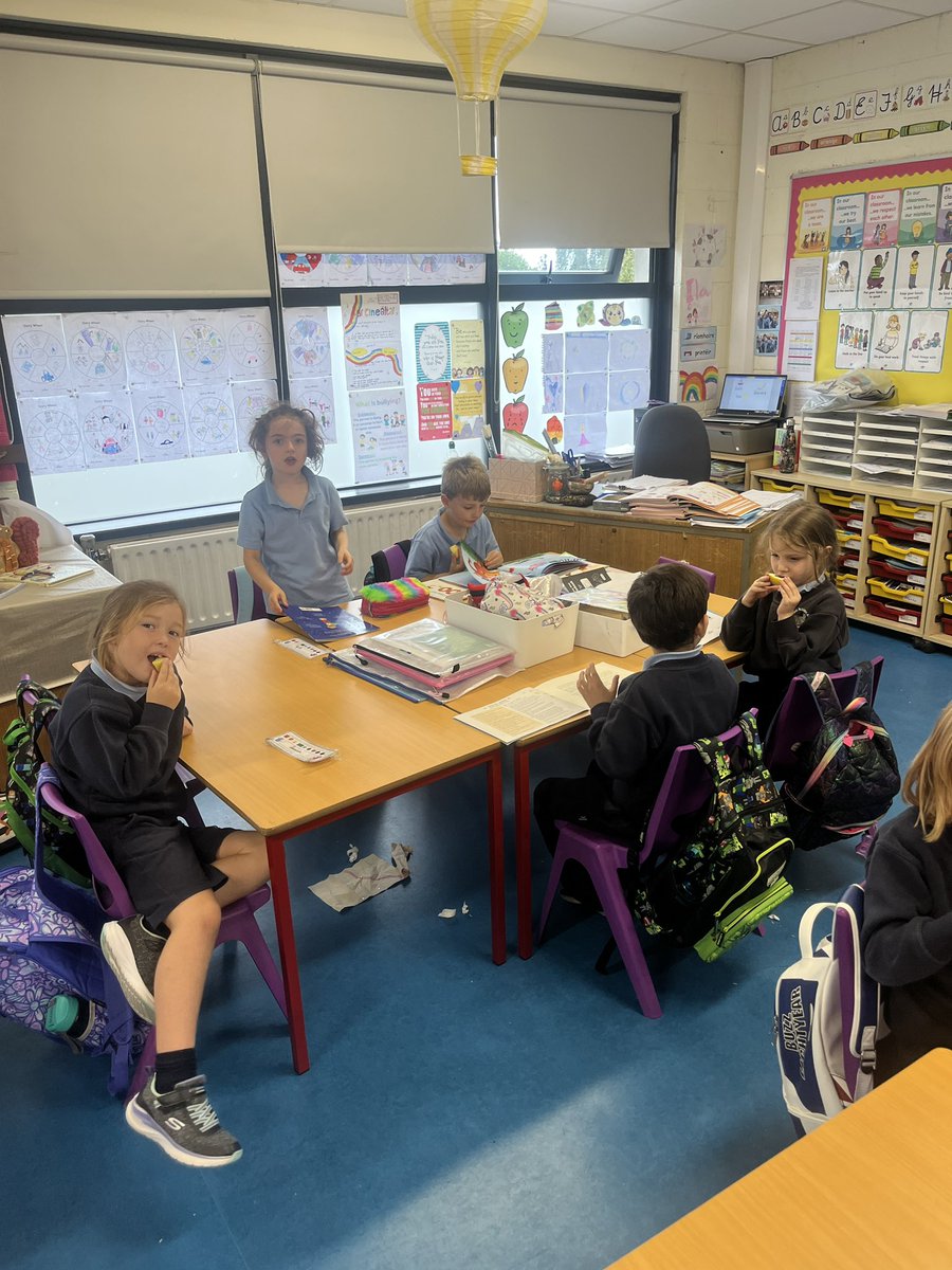 MsOlsonsClass's tweet photo. Investigating our sense of smell and taste! We tried to trick our brains by smelling a salt and vinegar pringle whilst eating a cheese and onion one to understand the relationship between the senses! We also enjoyed our school apples! @followstannes https://t.co/HW5Ijv193l