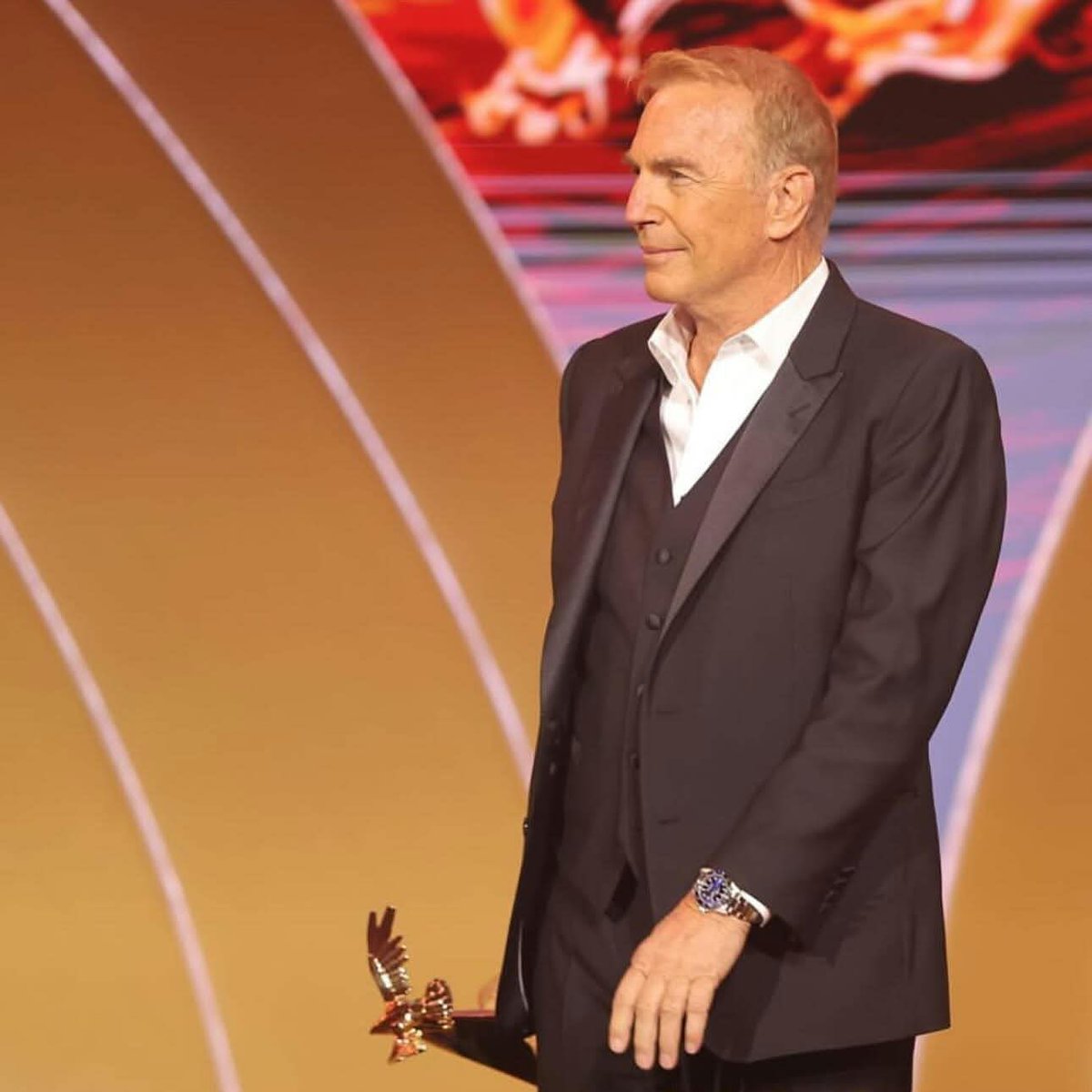 KevinMCostner8's tweet photo. Looking back on a truly special evening in Riyadh for the Joy Awards. The hospitality was remarkable, and the energy from everyone celebrating film and art across the globe made it an unforgettable night.
#JoyAwards #Riyadh #Memories #RiyadhSeason #Cinema https://t.co/CIVBzYGsGG