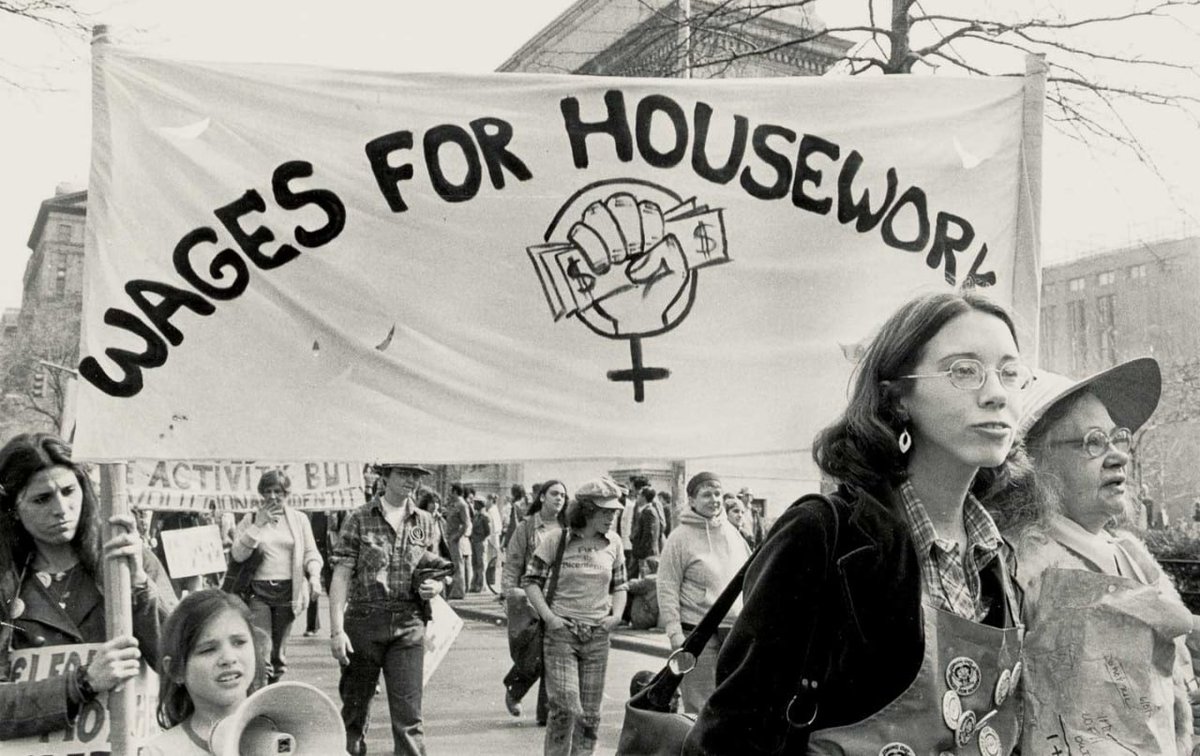 DiegoDazAlonso1's tweet photo. En los años 70 un grupo de feministas italianas y norteamericanas decidieron impulsar una campaña internacional por la remuneración por parte de los estados del trabajo de las amas de casa dentro de los hogares.

El planteamiento era muy simple: si es trabajo hay que pagarlo. https://t.co/gV2kqbF9YD
